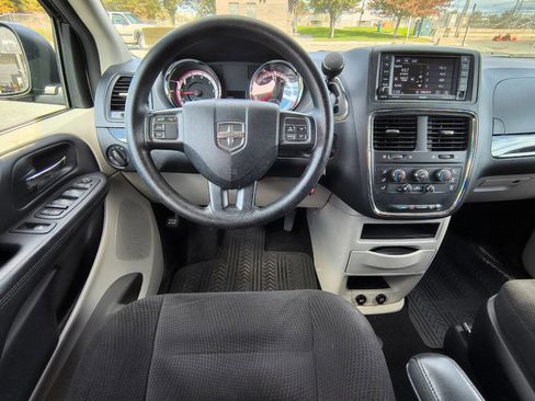 Used 2018 Dodge Grand Caravan SE w/ UConnect Hands-Free Group image 10