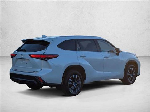 Used 2020 Toyota Highlander XLE image 5