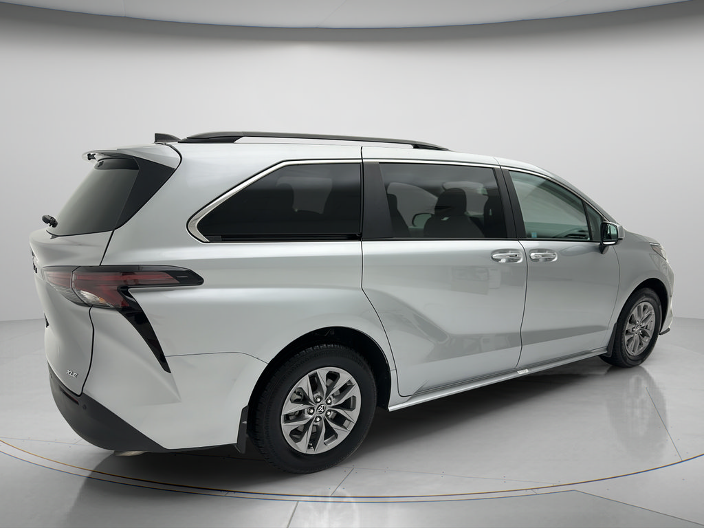 Used 2025 Toyota Sienna XLE FWD image 5