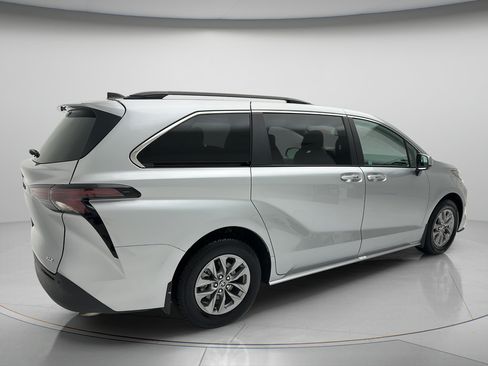 Used 2025 Toyota Sienna XLE FWD image 5