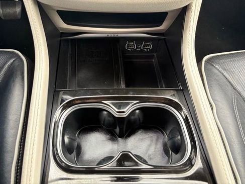 Used 2023 Chrysler Pacifica Limited FWD image 32