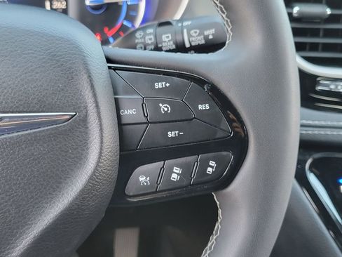 Used 2023 Chrysler Pacifica Touring-L w/ S Appearance Package FWD image 6