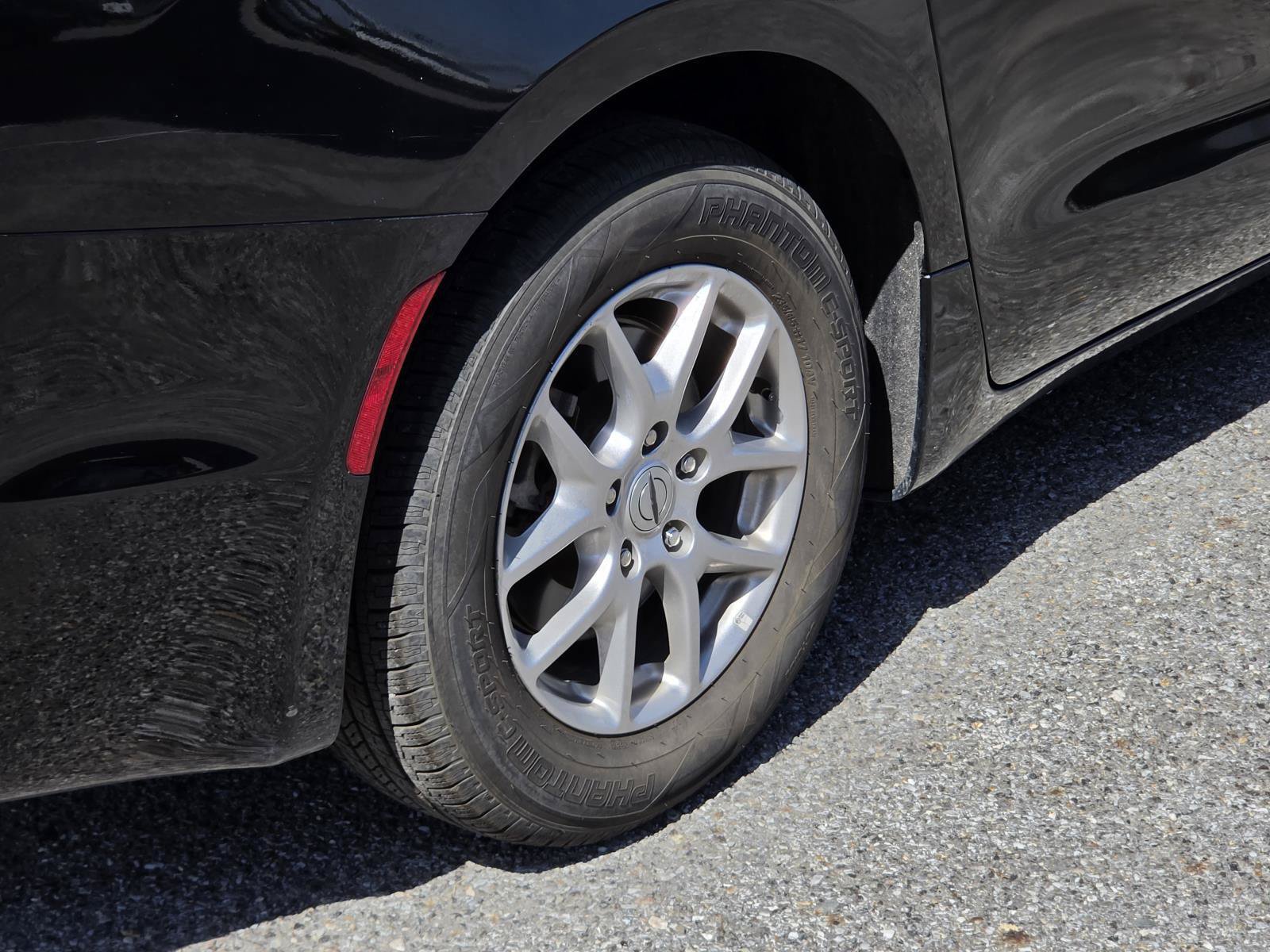 Used 2024 Chrysler Pacifica Touring-L FWD image 9