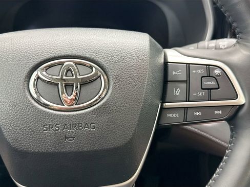 Used 2023 Toyota Highlander Limited FWD image 12