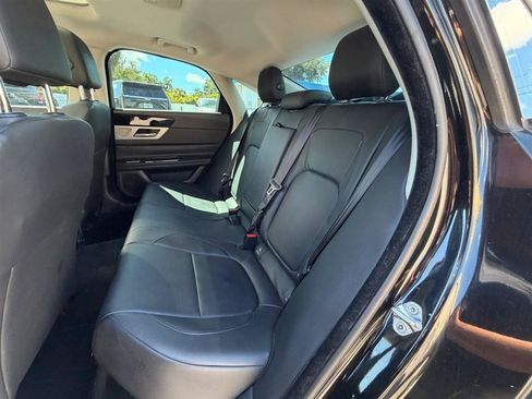 Used 2018 Jaguar XF Premium RWD image 32