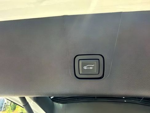 Used 2023 Chevrolet Traverse LT AWD/4WD image 21