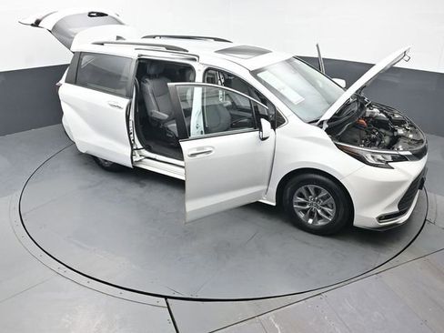 Used 2022 Toyota Sienna XLE image 57