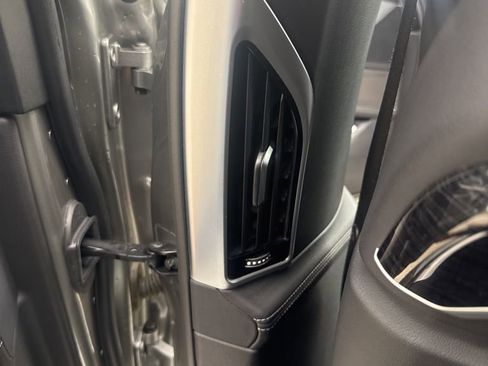 Used 2021 BMW 750i xDrive w/ Executive Package image 32