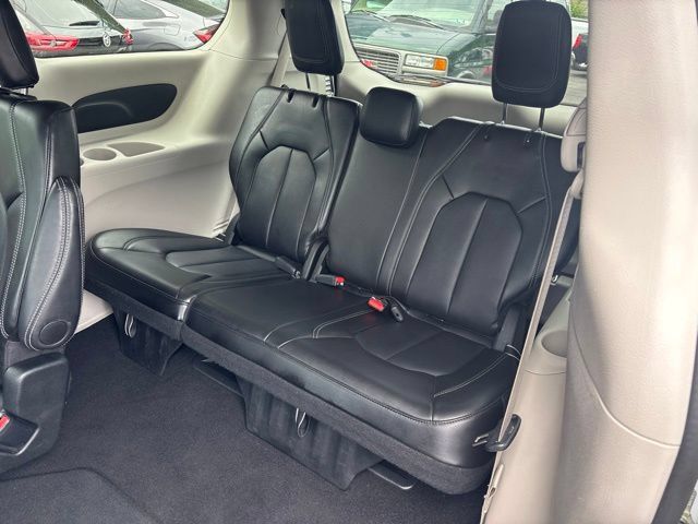 Used 2024 Chrysler Pacifica Touring-L FWD image 12