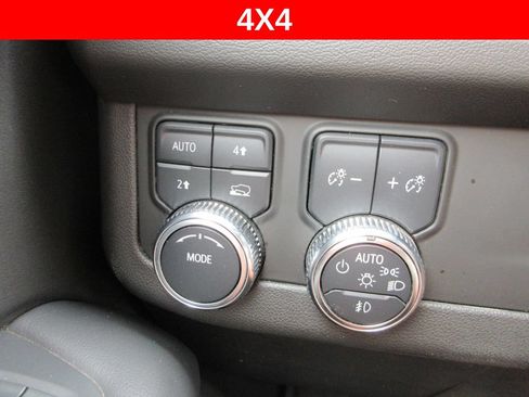 Used 2023 GMC Yukon XL SLT AWD/4WD image 32