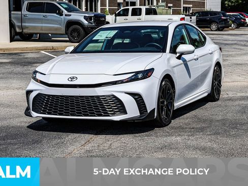 Used 2025 Toyota Camry SE image 3