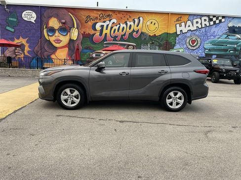 Used 2022 Toyota Highlander LE AWD/4WD image 2