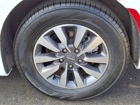 Used 2024 Chrysler Pacifica Select image 12