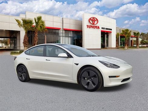 Used 2023 Tesla Model 3 Standard Range image 1