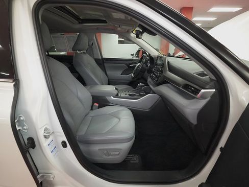 Used 2021 Toyota Highlander XLE image 18