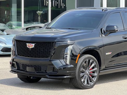 Used 2025 Cadillac Escalade ESV V AWD/4WD image 13
