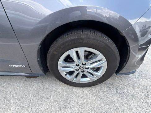 Used 2021 Toyota Sienna Limited FWD image 12