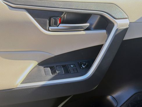 Used 2019 Toyota RAV4 XLE Premium FWD image 17