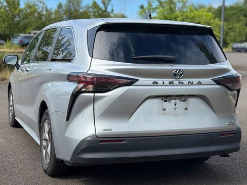 Used 2023 Toyota Sienna XLE AWD/4WD image 3