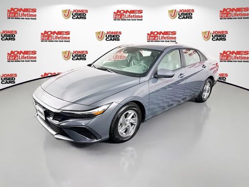 Certified 2024 Hyundai Elantra SE image 12