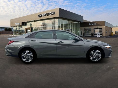 Certified 2025 Hyundai Elantra Sport image 9