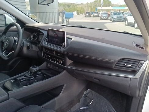 Used 2023 Nissan Rogue SV image 32
