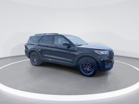 Used 2025 Ford Explorer ST-Line w/ ST-Line Street Pack AWD/4WD image 2