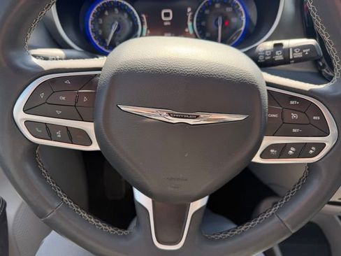 Used 2022 Chrysler Pacifica Touring-L image 12