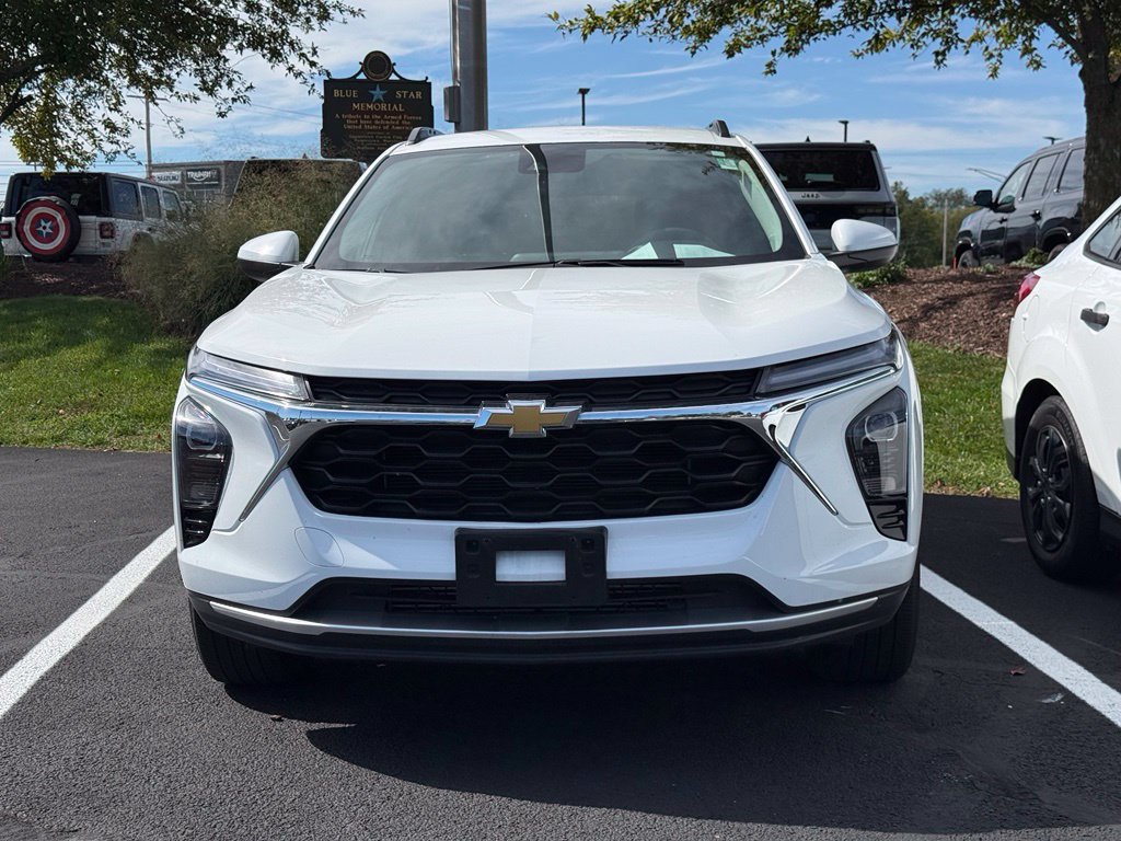 Used 2025 Chevrolet Trax LT FWD image 2