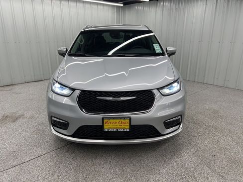 Used 2023 Chrysler Pacifica Touring-L image 2