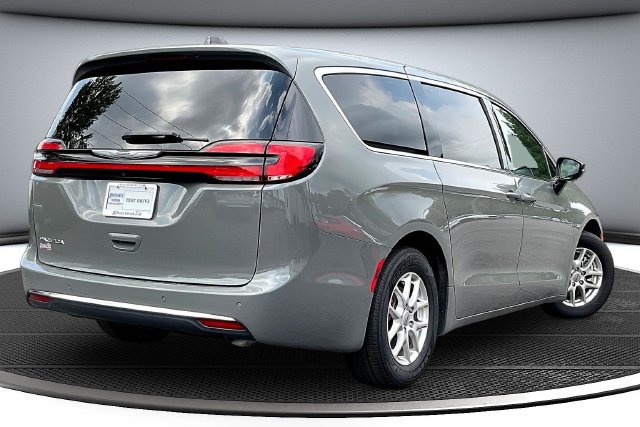 Used 2025 Chrysler Pacifica Select FWD image 5