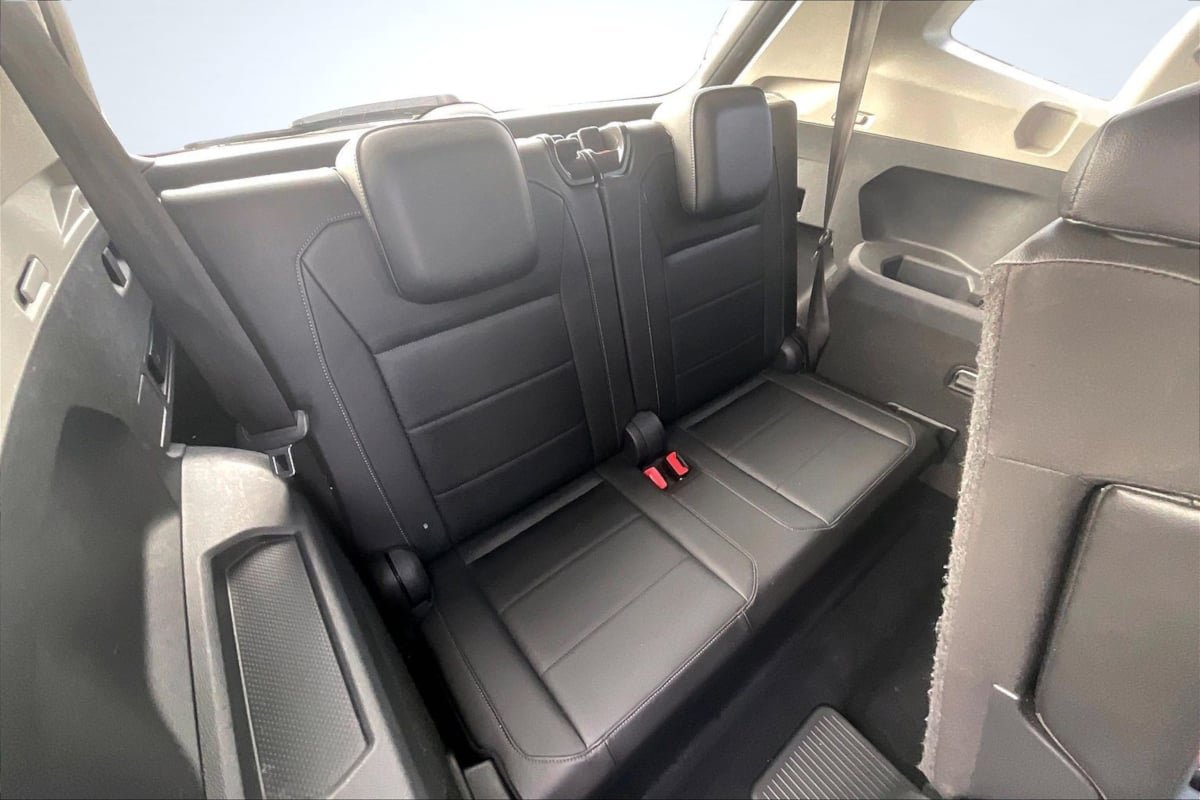 Used 2018 Volkswagen Tiguan SE w/ Panoramic Sunroof Package FWD image 28