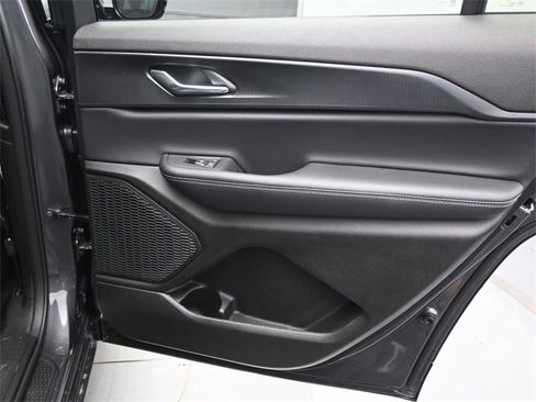 New 2025 Jeep Grand Cherokee L Altitude image 18