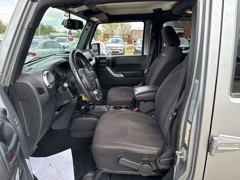 Used 2017 Jeep Wrangler Unlimited Sahara w/ Dual Top Group AWD/4WD image 27