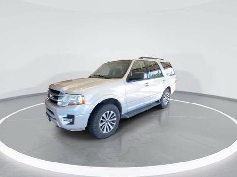 Used 2017 Ford Expedition XLT w/ Equipment Group 202A AWD/4WD image 4