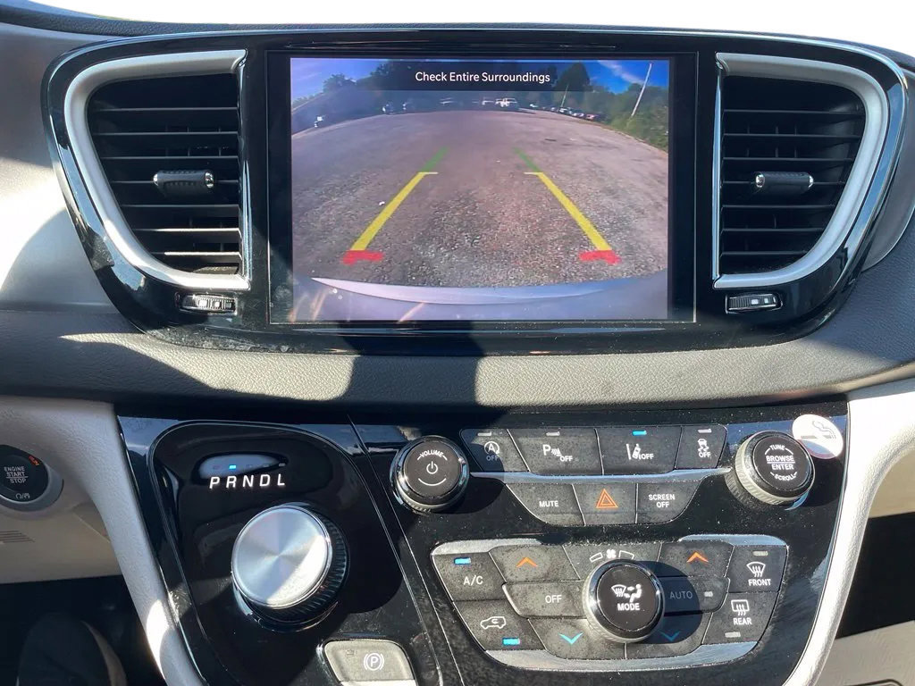 Used 2024 Chrysler Pacifica Touring-L FWD image 27