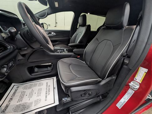 New 2026 Chrysler Pacifica Limited image 8