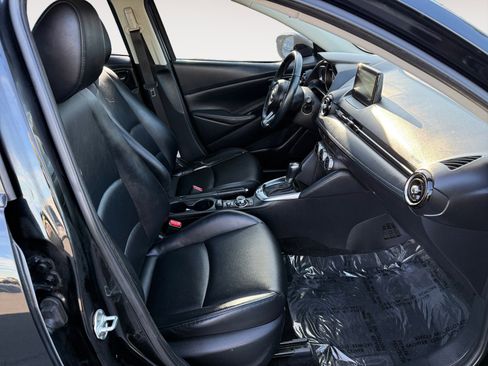 Used 2020 Toyota Yaris XLE image 19