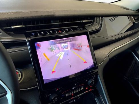 Used 2023 Jeep Grand Cherokee 4WD 4xe image 11