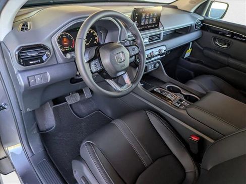 New 2025 Honda Pilot Touring image 3
