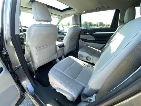 Used 2016 Toyota Highlander XLE FWD image 22