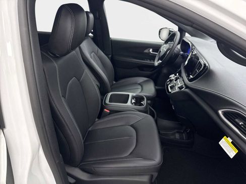 New 2026 Chrysler Pacifica Select FWD image 31
