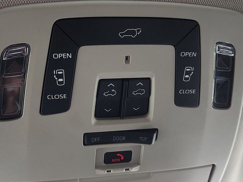 Used 2022 Toyota Sienna Limited image 16