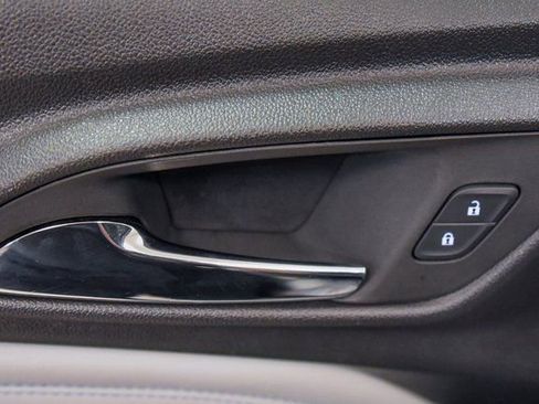 Used 2025 Chevrolet Trax LT w/ LT Convenience Package image 16