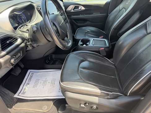 Used 2018 Chrysler Pacifica Limited w/ Advanced Safetytec Group FWD image 13