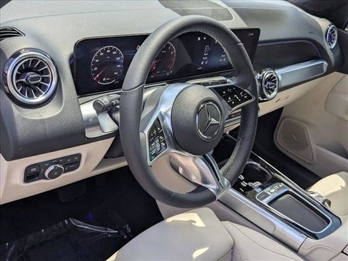 Used 2025 Mercedes-Benz GLB 250 image 3