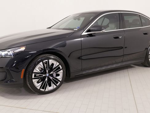 Used 2025 BMW 530i xDrive w/ Premium Package image 4