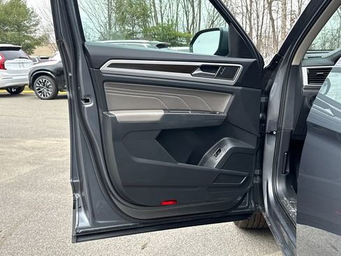 Certified 2023 Volkswagen Atlas SE w/ Black Wheel Package image 11