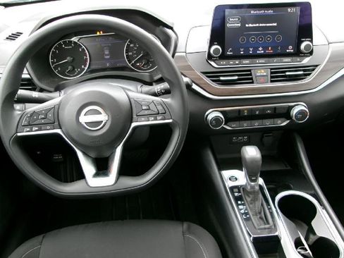 Used 2024 Nissan Altima 2.5 SV FWD image 11
