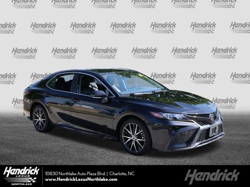 Used 2022 Toyota Camry SE FWD image 1